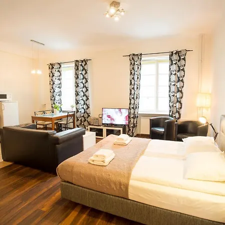 Royal Route 公寓式酒店