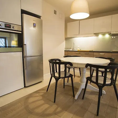 Royal Route 公寓式酒店