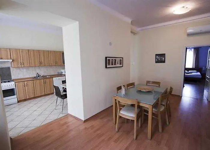 Royal Route Aparthotel 3*